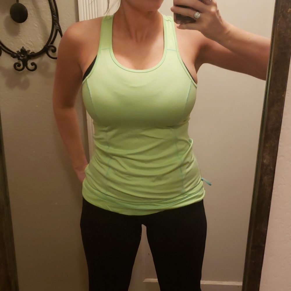 2 workout tank tops for 10$ - Picture 2 of 3